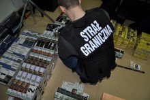 Gołdapianin miał nielegalne papierosy, wódkę i spirytus. Przeszukali mu plecak, a potem garaż i dom 