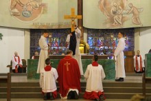 Wielki Piątek - Liturgia Męki Pańskiej w kościele Matki Bożej Miłosierdzia [zdjęcia]