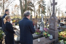 Prezydent z zastępcami na grobach zasłużonych suwalczan