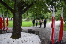 W 38. rocznicę podpisania Porozumień Sierpniowych. Kwiaty pod Dębem Wolności rano  i wieczorem 