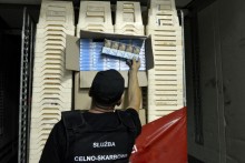 Jadą na Zachód papierosy z Rosji. Chcieli dać kwiatom popalić   