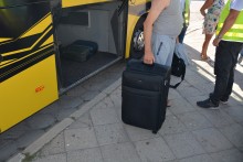 Straż Graniczna sprawdza bagaże w rejsowych autobusach. Pasażer z walizką przemyconych fajek 