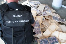 Papierosy w półkach na książki