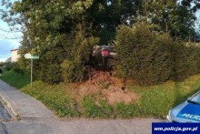 Dachował w ogródku. Kaskaderski wyczyn pijanego kierowcy koło Gołdapi