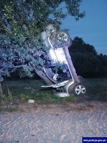 Postawić samochód na reflektorach? Nietypowy wypadek koło Gołdapi