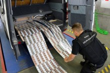 Przemyt papierosów w rejsowym mikrobusie i osobowym mercedesie. Wymyślne i pracochłonne sztuczki 