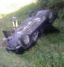 Wyprzedzał kolumnę pojazdów. Skończył w rowie