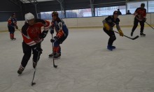 Sztuczne lodowisko. Białe Niedźwiedzie i Litwini zagrali w hokeja dla Wielkiej Orkiestry [zdjęcia]