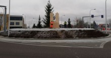 Romuald i Roch po wstępnej przymiarce. Pomnik kamedułów na rondzie przy Circle K (Statoil) i Orlenie