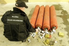 Przemytnicy z Białorusi. Papierosy ukryte pod wykładziną podłogi i w podczepionych pod auto butlach 