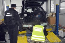 Papierosy w podłodze mazdy