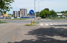 Łącznik  od Pułaskiego, przez Reja do Szpitalnej ma nazwę. Ulica Księdza Stanisława Szczęsnowicza