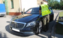Mołdawianin z Rumunem próbowali wywieźć na Litwę auto skradzione we Francji. Mercedes za pół miliona