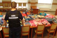 Uważaj, co kupujesz na bazarze. Do dwóch lat więzienia za handel podrabianą odzieżą 