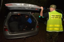 Przez granicę na tylnej kanapie i w bagażniku. Dziesięciu Wietnamczyków w osobowym aucie