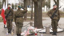 Rocznica katastrofy smoleńskiej. W Suwałkach znicze i kwiaty pod pomnikiem i Dąbkiem Wolności [foto]