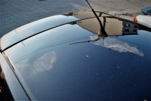 Augustów. Skakał po samochodzie i próbował wyrywać klamki