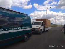 Niefrasobliwi, oszczędni. Proszą się o wypadek. Przeładowany bus na Drodze krajowej nr 8