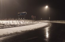 Za Suwałkami leży śnieg. Kolizja na obwodnicy 