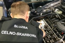 Pomysłowość przemytników nie zna granic. Mercedes w połowie napędzany papierosami