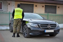 Nowy Mercedes, skradziony tego samego dnia w Niemczech, znaleziony pod Augustowem