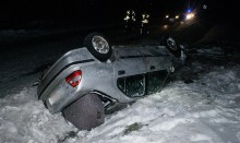Dachował, a przed policją chował się pod kołdrą