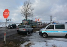 Suwałki. Wyprzedzał na przejeździe kolejowym