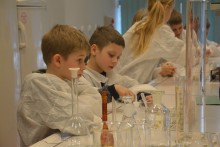 Chemia, prasa, termowizja i budownictwo. Kolejne zajęcia Uniwersytetu Dziecięcego zaliczone [foto]