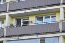 Olecko. Domorosły chemik spowodował wybuch, z bloku przy Placu Wolności ewakuowano 13 osób 