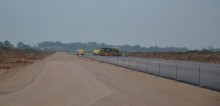 Lotnisko lokalne w Suwałkach. Leje się asfalt