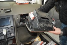 Jak przystosować auto do przemytu. Konsola, zderzak, drzwi i zbiornik paliwa pełne papierosów [foto]