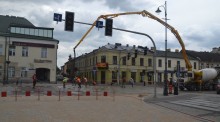 Ulica Kościuszki. Podbudowa i spoiny kostek na skrzyżowaniu przy ratuszu muszą miesiąc schnąć   