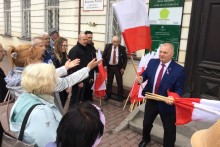Poseł Lech Kołakowski rozdawał flagi. Udanego świętowania [zdjęcia]