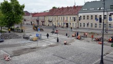 Skrzyżowanie przy ratuszu będzie gotowe trzy tygodnie później. Kostka musi się uleżeć