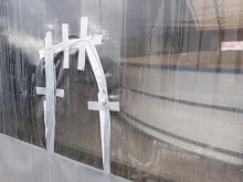 Wandale uszkodzili zadaszenie suwalskiego lodowiska [zdjęcia]