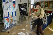 Wybory parlamentarne w III LO w Suwałkach. Nie jesteś rybą, masz głos [zdjęcia]