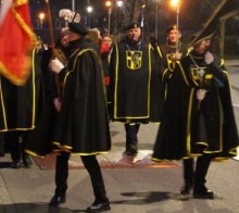 Różaniec  w męskim gronie. Poniedziałkowa procesja ulicami Suwałk 