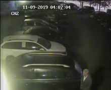 Podpalił samochód i uciekł. Suwalscy policjanci poszukują wandala