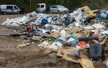 Przewozili śmieci i zakopywali je na żwirowni pod Suwałkami [zdjęcia]