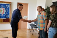 Uratował dziewczynkę. Odebrał gratulacje od komendanta [zdjęcia]