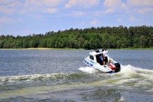 Augustowscy policjanci uratowali dwóch mężczyzn, którzy wypadli z żaglówki