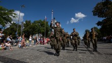 Uroczysty przemarsz, awanse, odznaczenia i piknik. Święto Wojska Polskiego w Suwałkach [wideo]