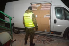  Fiat pełen fajek i z wyrzutnią kolców na wypadek pościgu. Straż Graniczna szuka kierowcy [wideo]