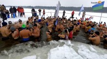 Nie dla nich letnia woda w basenie, wolą lodowate zanurzenie. IV Olecka Kąpiel dla Odważnych [wideo]