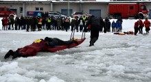 Jak uratować tonącego? Suwalscy policjanci ćwiczyli ratownictwo lodowe [zdjęcia]