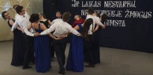 Studniówka 2019. Taniec z dzwoneczkami i chór. Maturzyści z Puńska przygotowują się do balu