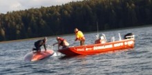 Akcja ratownicza na jeziorze Wigry. Wywróciła się łódź kabinowa, żeglarze bez kamizelek