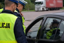 Jedna ręka na kierownicy, w drugiej telefon. Policjanci wypisali siedem mandatów