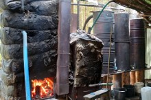 Duch Puszczy i Malibu z leśnej bimbrowni. Pędzili na dużą skalę [zdjęcia]