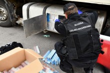 Samochód chłodnia miał być pusty. Papierosy w zbiorniku na paliwo i podwójnej ściance [foto]